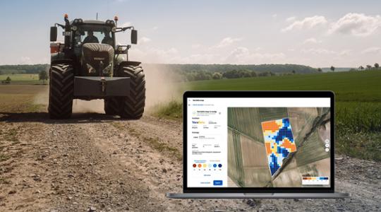 Spreader on a field with VRA Maps on Yaraplus 